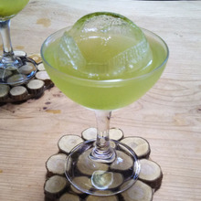 おうちカクテル♡100均のシリコーンアイスボール製氷器を使って…冷え冷えカクテル