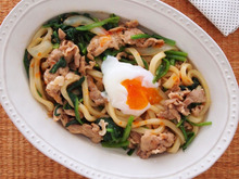暑さを乗り切る!スタミナうどん「豚肉とほうれん草のラー油うどん」