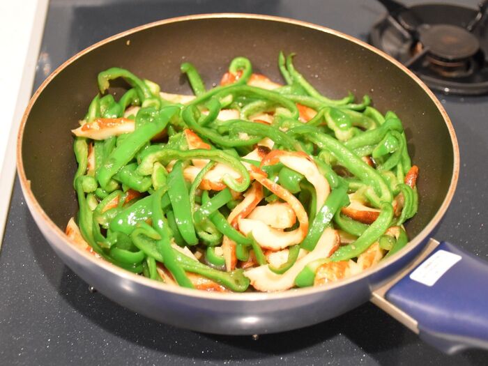 調味料を加えて炒め合わせます。