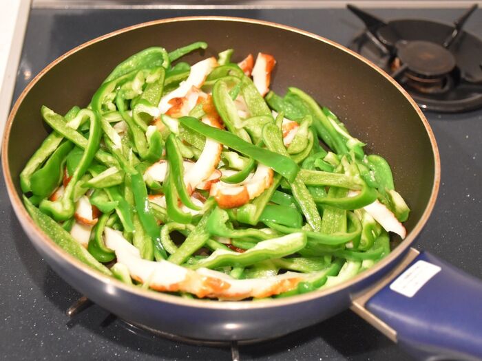 ちくわとピーマンを炒めます。