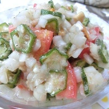 切って混ぜるだけで止まらない美味♪ トマトとナッツサラダ