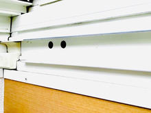 スポンジで窓のサッシをピカピカに!