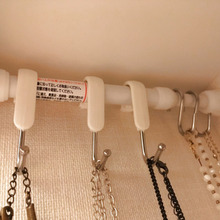 クローゼットのスキマを活用。絡まず・手に取りやすい「ネックレスの収納」