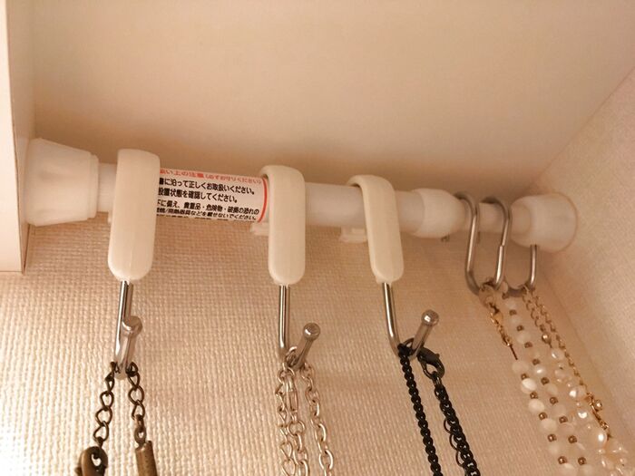 クローゼットのスキマを活用。絡まず・手に取りやすい「ネックレスの収納」