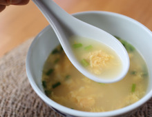 料理が苦手な人こそ必見!ふわっふわの卵スープを作るコツとは?