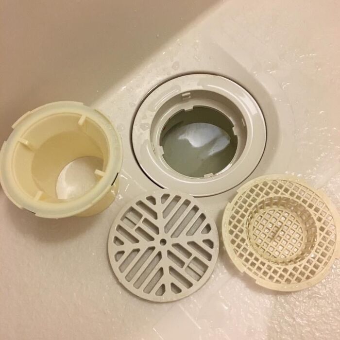 排水口の中にも漂白液を