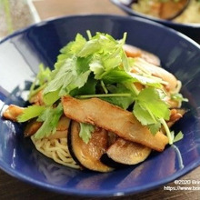 ランチにピッタリ♪【レシピ】豚トロ茄子の和えソバ