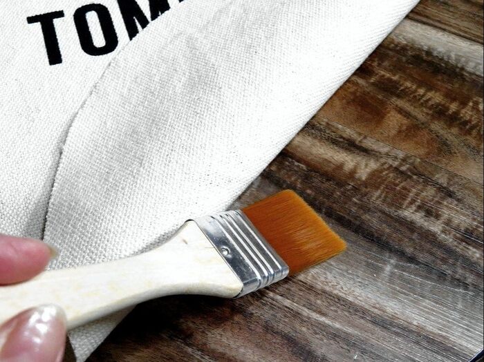 接着剤で貼り付ける