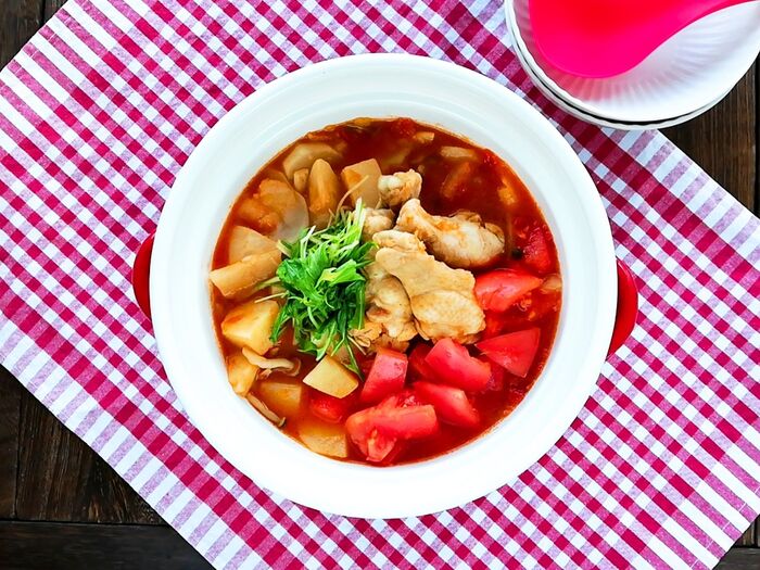 便利な野菜だし使用♪【七彩トマト鍋】