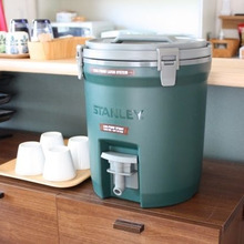 アウトドア用のジャグで、夏場のお茶はセルフで!冷蔵庫の開け閉めも減らせます。