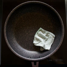 油の始末にも、排水口を拭き取りながらきれいにする!古いTシャツの活用法