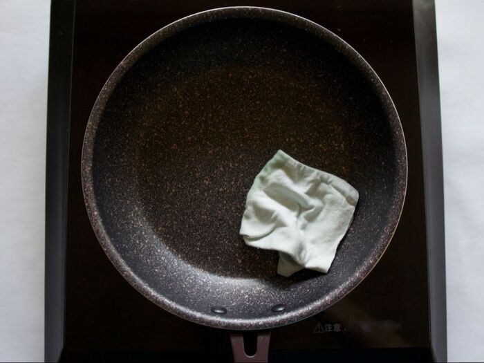 油の始末にも、排水口を拭き取りながらきれいにする!古いTシャツの活用法