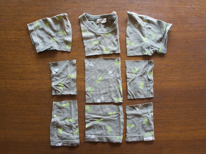 不要なTシャツを適当な大きさに切ります。