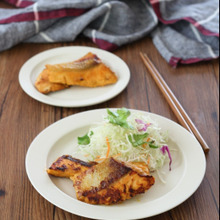 難しいスパイス不要!カレー粉があれば短時間で作れる タンドリーサーモン【下味冷凍レシピ】