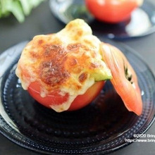 アツアツとろ~り♡【レシピ】トマトのファルシ アボカドチーズ焼き
