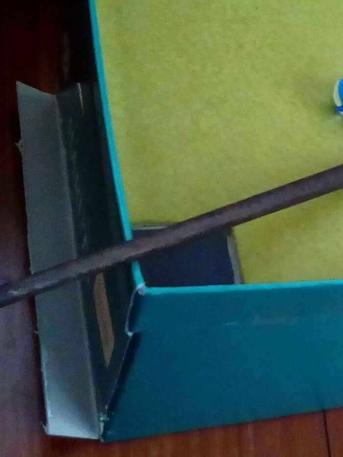 空き箱の下を使って