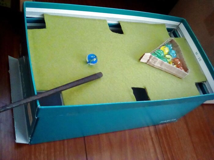 靴用空き箱でビリヤード台