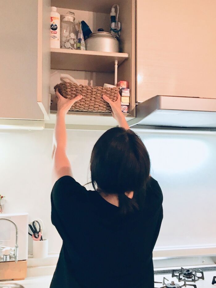 まとめたカゴを吊り戸棚にしまいました。