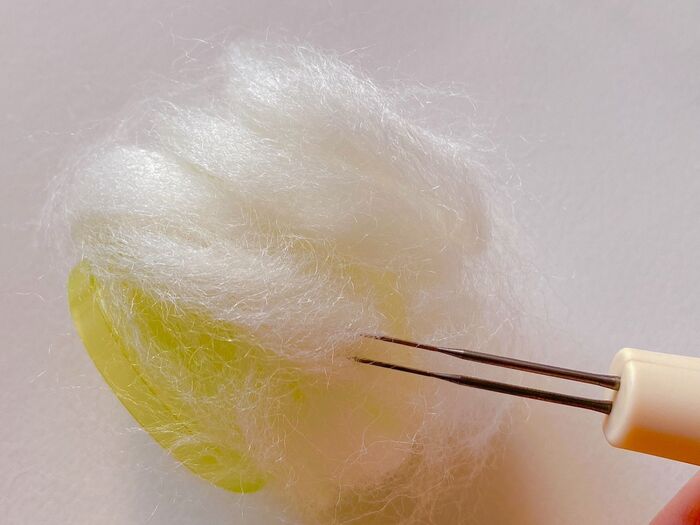 羊毛フェルトを固定させていきます♪