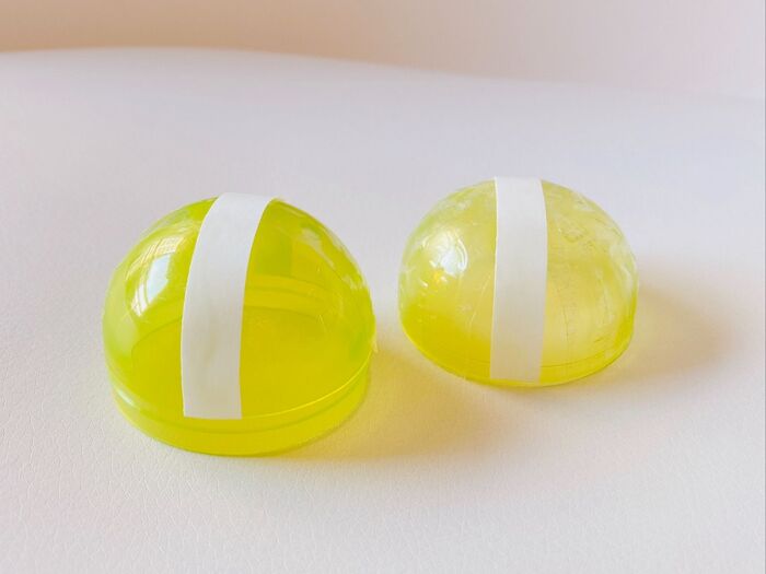 まずはケース両面テープを貼って下準備♪