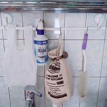 突っ張り棒にかけるだけ!ポリ袋の収納