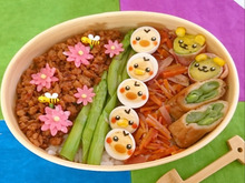 うずら卵ヒヨコちゃん並ぶそぼろ弁当