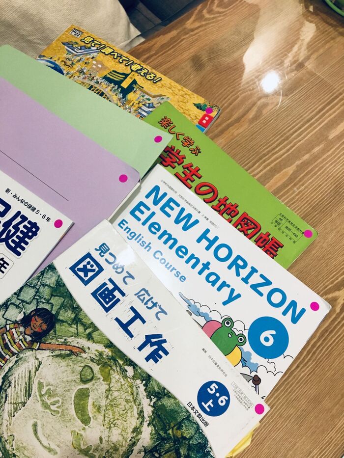 プリントを確認しながら【置き勉】可能な持ち物全てにシールを貼りました。