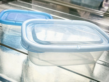 なかなか取れないタッパーの臭いを一発消臭!