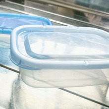 なかなか取れないタッパーの臭いを一発消臭!