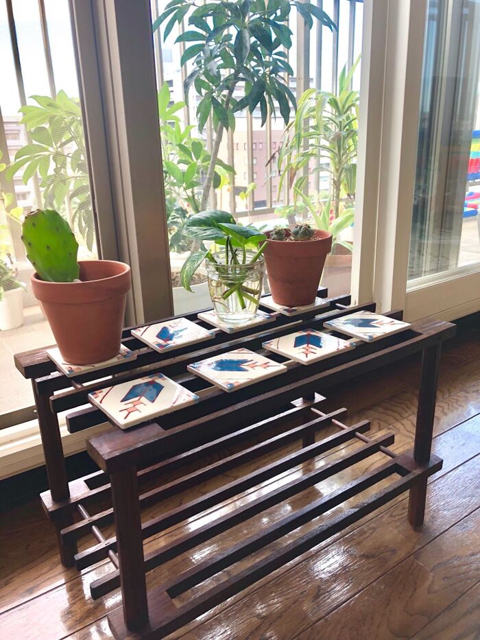 ダイソー木製ラックとタイルで植物スタンド♪