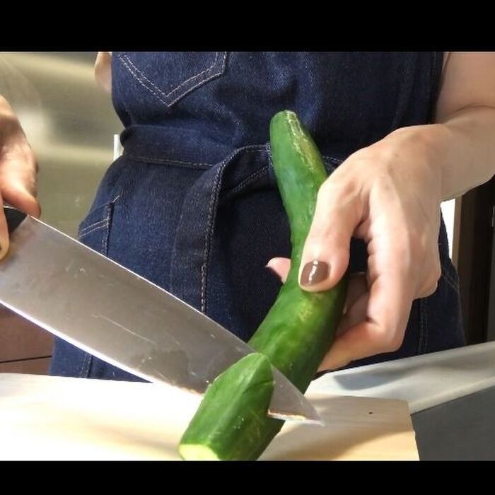 包丁🔪を斜めに切り目を入れていく