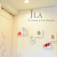 アルコールインクアートをピクチャーレールでディスプレイ