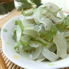 あと一品にスピード副菜☆ 玉ねぎの梅しそじゃこ和え