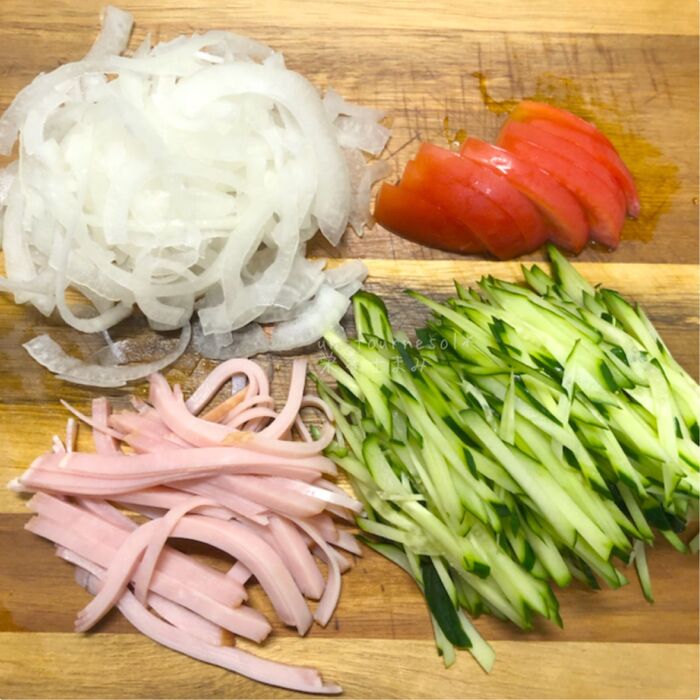③飾り用野菜を切る