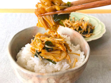 【材料3つで ごはんのお供に!】えのきとワカメのピリ辛炒め☆整腸効果!