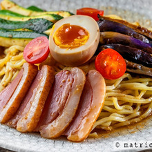 うまうま具材×西山製麺の麺で「冬でも食べたい冷やし中華」