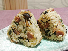 だしパックを使った秋の味覚レシピ "しめじと塩昆布とベーコンのおにぎり"
