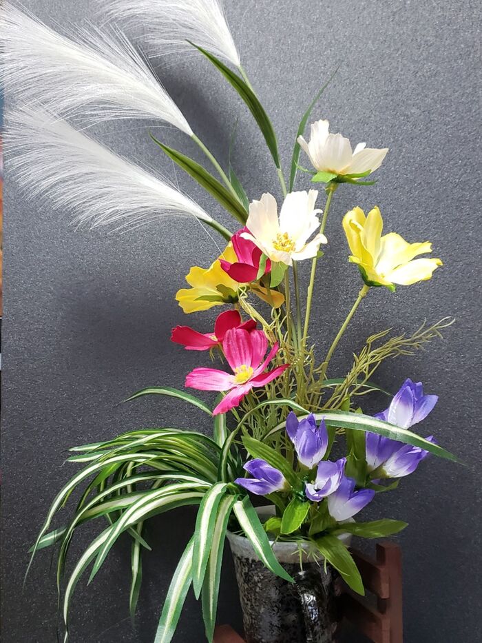 秋の草花の造花を使って生け花風に飾ってみました。