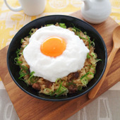 冷凍食品アレンジで満足ランチ!「ビーフガーリックライスのTKG」