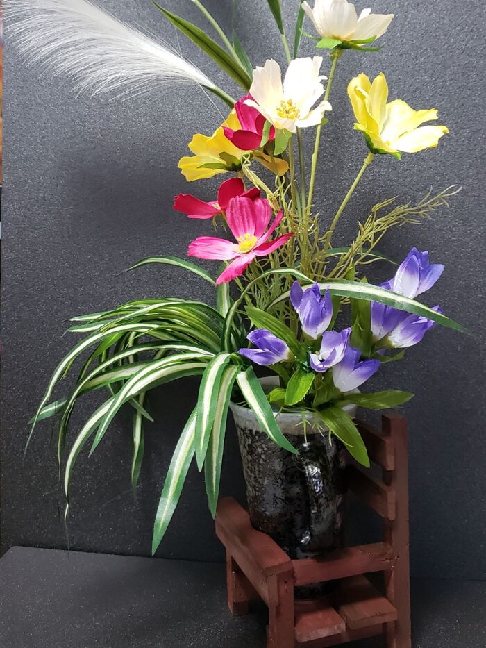 4、花瓶をフラワースタンドにセットする。