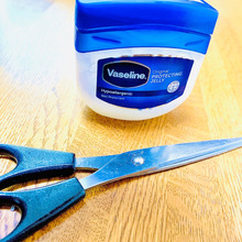 ヴァセリンで解決!ハサミに付いたノリを取る