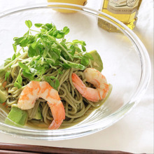 むき海老とアボカドのひんやり茶蕎麦