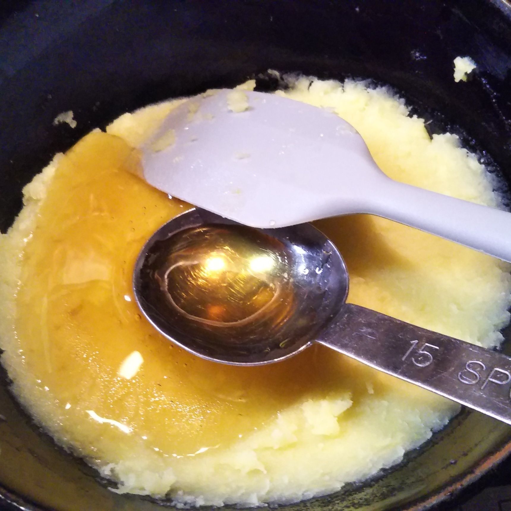 ②はちみつを加え混ぜる→溶き卵を加え混ぜる→小麦粉を加え混ぜる。