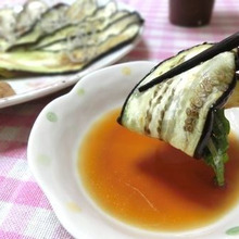 焼くだけ簡単☆ 焼きなす 梅じゃこ大葉を添えて♪