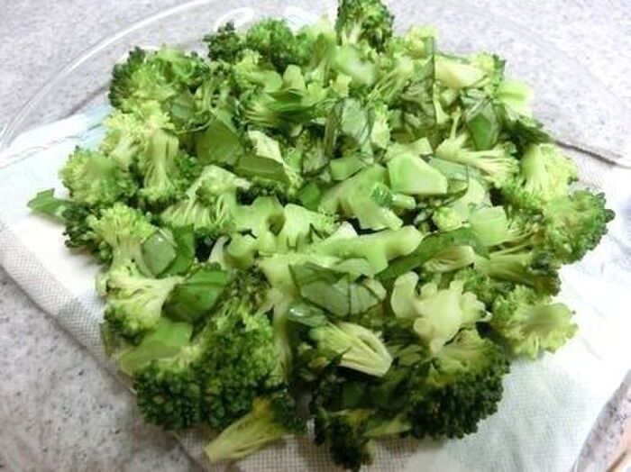 2.ブロッコリーを刻む