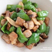 白いご飯のおかず♡【レシピ】豚肩肉とピーマンの甘辛炒め
