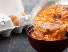 人気の親子丼を自宅で味わえる!鶏肉、卵、鍋が揃った極上ミールキット