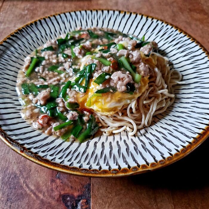 豆腐干を使って。ニラひき肉あんかけ麺。