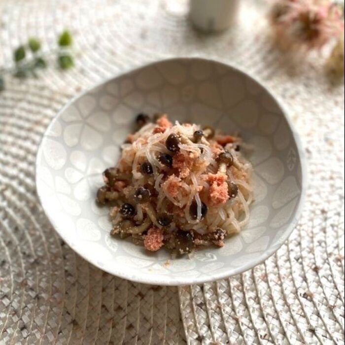 あと一品にお弁当にも!しらたきとしめじの明太子炒め