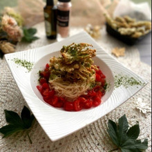 バリッバリえのきのフリットをのせたトマトそうめん